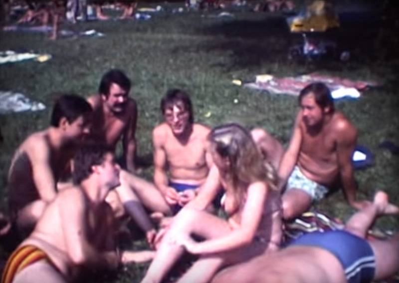 Ve venkovním bazénu v Tachově natočil před čtyřiceti lety amatérský filmař snímek o marné snaze rodičů uhlídat dospělou dceru.
