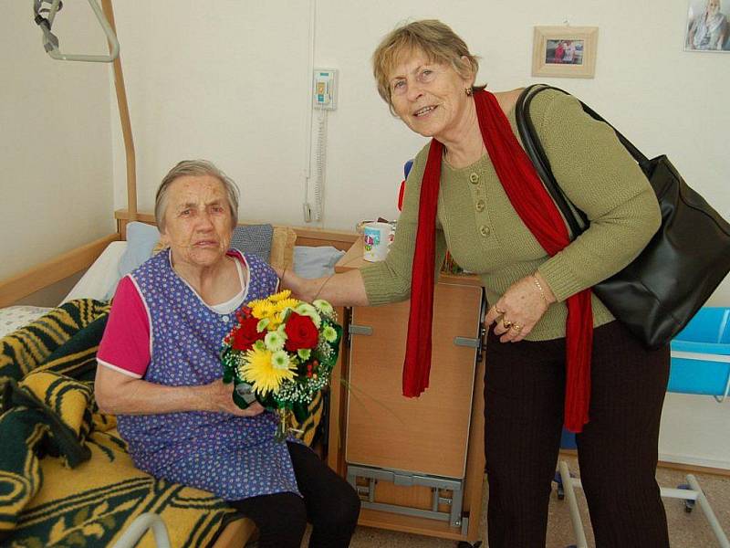 ANNA BINDZAROVÁ (vlevo) přijímá gratulace a květiny od členky tachovského SPOZu Evy Ratzekové.