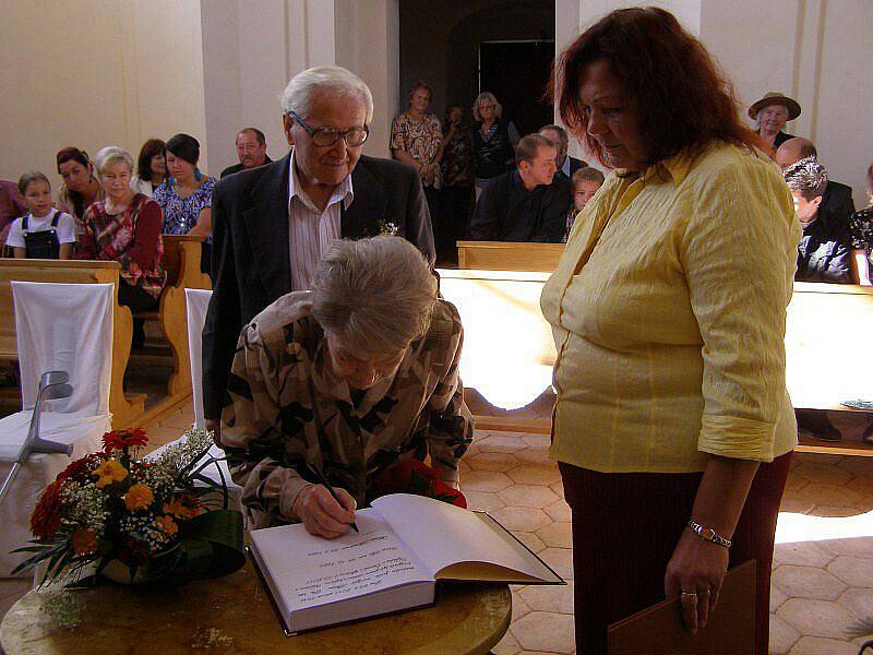 Kamennou svatbu oslavili v sobotu manželé Milada a Karel Alblovi z Beraního Dvora u Kostelce na Tachovsku.