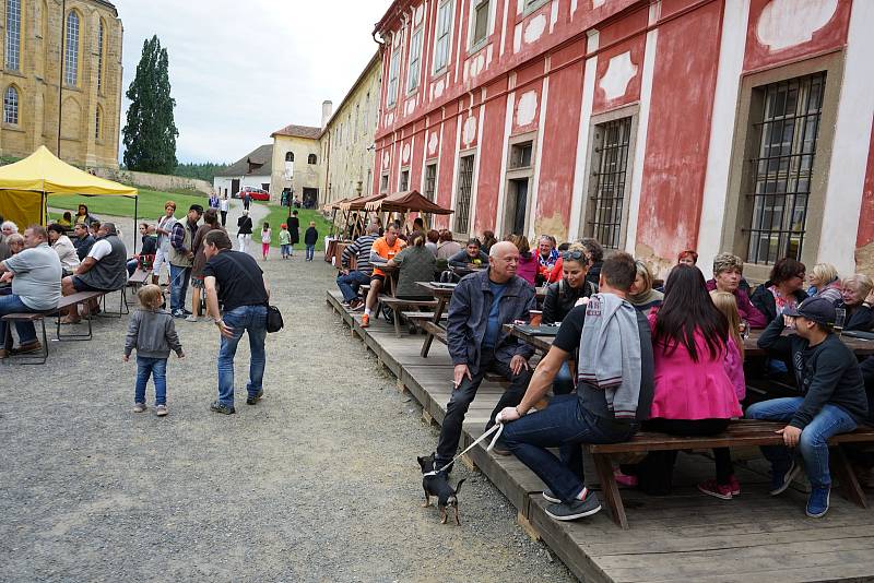 V Kladrubech se uskutečnily slavnosti medu a vína spojené s netradičními prohlídkami.