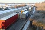 Stovky kamionů stály v pondělí ráno v koloně na dálnici D5 ve směru na Německo. Snímky jsou z nadjezdu ve Svaté Kateřině, zhruba pět kilometrů před hranicí s Německem