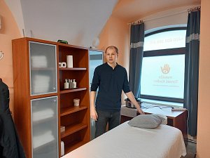 Nevidomý masér Tomáš Kadlec si splnil své přání, otvírá masážní salón.