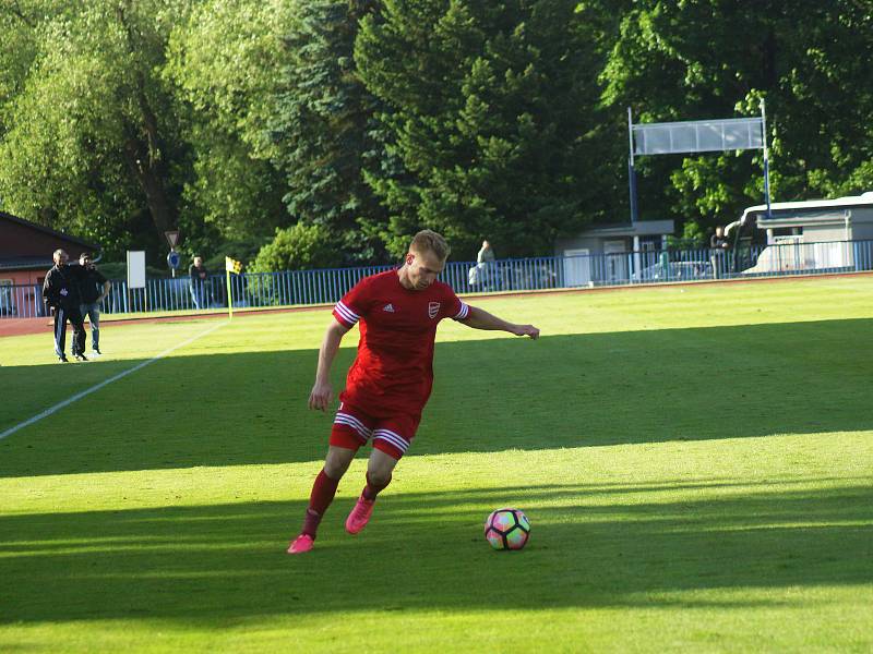 Tachov prohrál v posledním domácím utkání sezony ve středu s Viktorií Jirny 1:2, na závěr se fanoušci s týmem pro tuto sezonu rozloučili