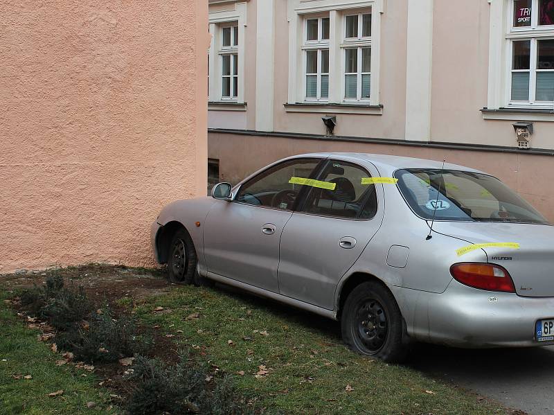 Auto, které řídil muž pod vlivem pervitinu, narazilo do domu u náměstí.