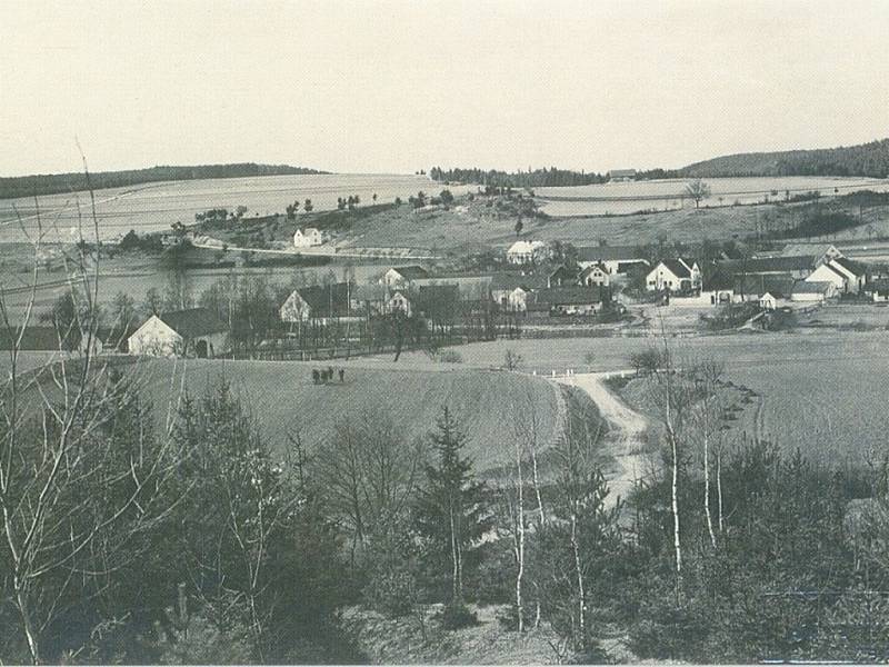 Pohled od jihu na vesnici Butov, jak vypadal v roce 1930. Větší část obce je dnes pod vodou