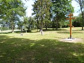 Nový železný kříž se nyní tyčí na Ruském hřbitově u Plané. V neděli jej posvětil farář.