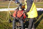 Paragliding je letecký sport. Provozují ho i na letišti v Erpužicích nedaleko Stříbra.