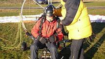 Paragliding je letecký sport. Provozují ho i na letišti v Erpužicích nedaleko Stříbra.