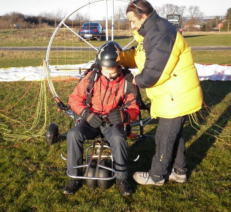 Paragliding je letecký sport. Provozují ho i na letišti v Erpužicích nedaleko Stříbra.