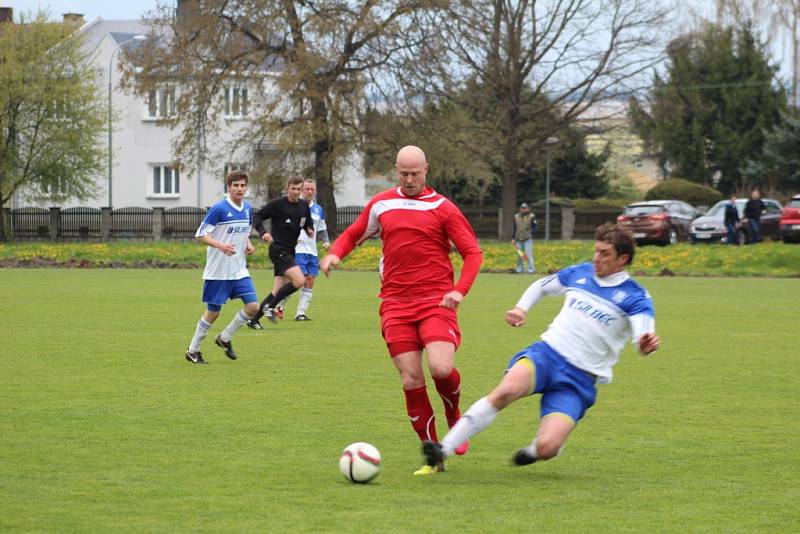 V derby mezi Chodovou Planou (v červeném) a Částkovem padlo devět gólů. Z vítězství se radovali domácí, kteří vyhráli 6:3.