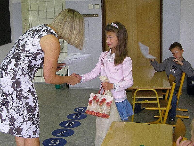 Ve Stříbře se nejvíce na vysvědčení těšili prvňáci