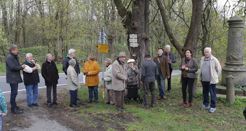 Slavnost předání symbolického šeku u Böttgerova památníků.