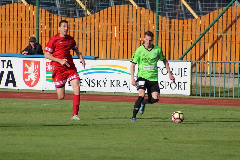 V utkání třetí fotbalové ligy mezi FK Tachov (v červeném) a Slavojem Vyšehrad byli lepší domácí, kteří zvítězili 4:2.