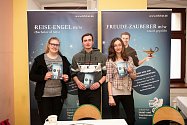 Dva absolventi, kteří studují v Německu obor Hotel- und Tourismusmanagement.