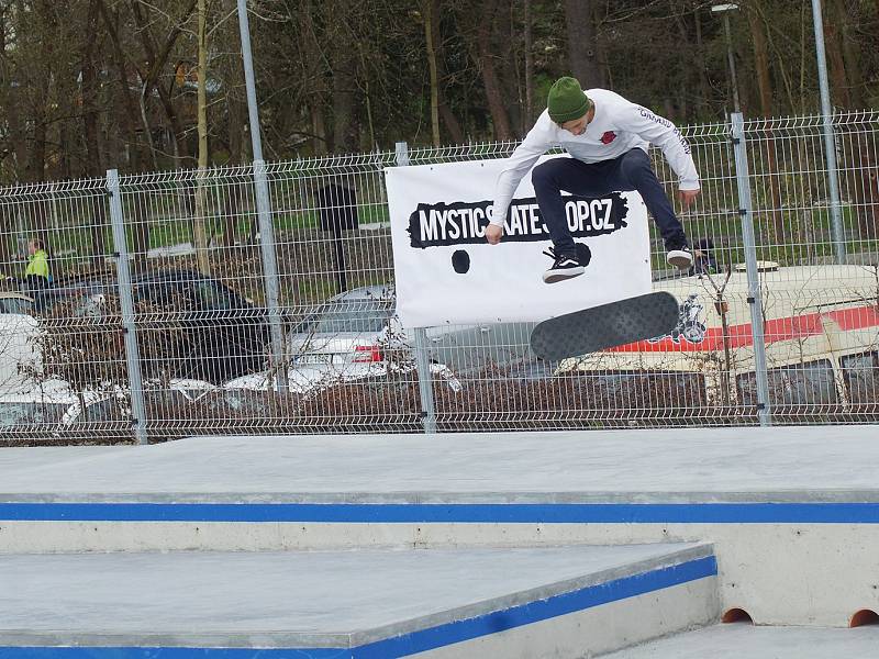 Desítky jezdců všech věkových kategorií si přišlo vyzkoušet nově opravený skatepark v okresním městě. První dojmy jsou vesměs velmi pozitivní.