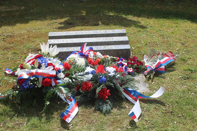 Zástupci města a armády položili v pondělí odpoledne květiny k památníku americké armádě v Tachově.