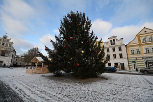 Stříbro je v okrese vyhlášené svojí vánoční výzdobou. Nezklamalo ani letos, lidé jsou již nyní nadšeni z vánočního stromu na náměstí.