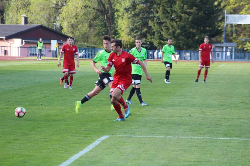 V utkání třetí fotbalové ligy mezi FK Tachov (v červeném) a Slavojem Vyšehrad byli lepší domácí, kteří zvítězili 4:2.