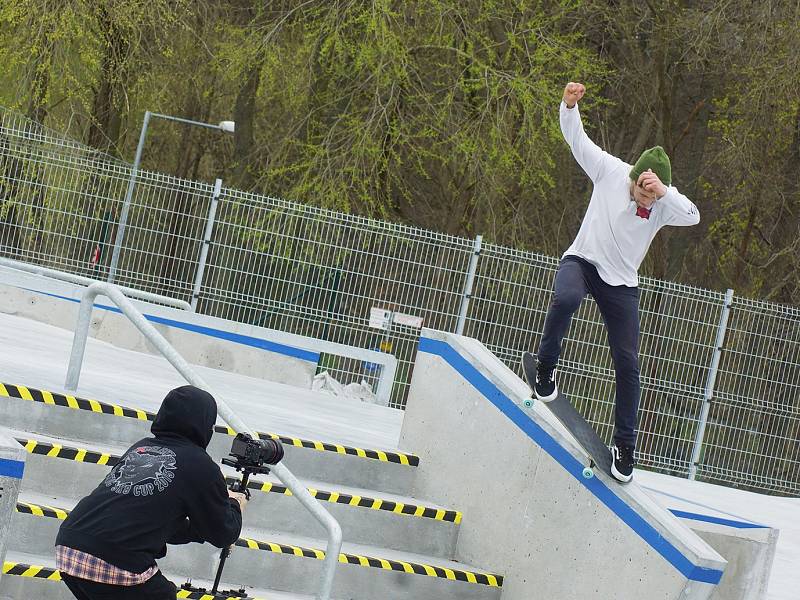 Desítky jezdců všech věkových kategorií si přišlo vyzkoušet nově opravený skatepark v okresním městě. První dojmy jsou vesměs velmi pozitivní.