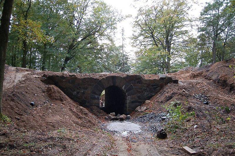 Optimalizace železničního koridoru pokračuje také v zámeckém parku v Chodové Plané.