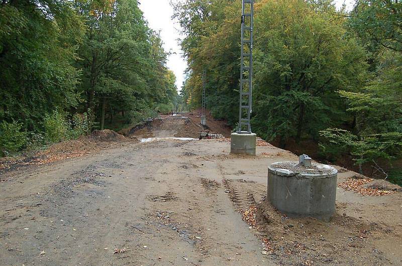 Optimalizace železničního koridoru pokračuje také v zámeckém parku v Chodové Plané.