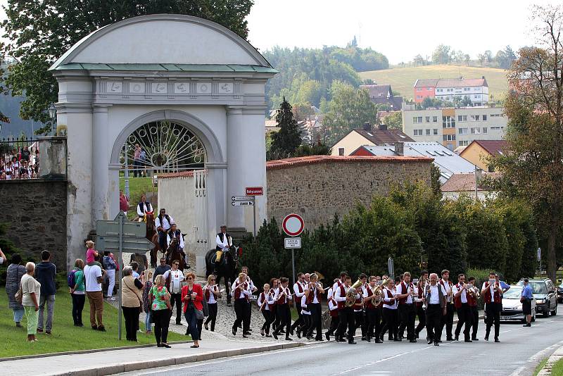 Tradiční Dožínky Plzeňského kraje se v letošním roce konaly v Tachově. Dožínkový průvod prošel městem až na zaplněné náměstí.