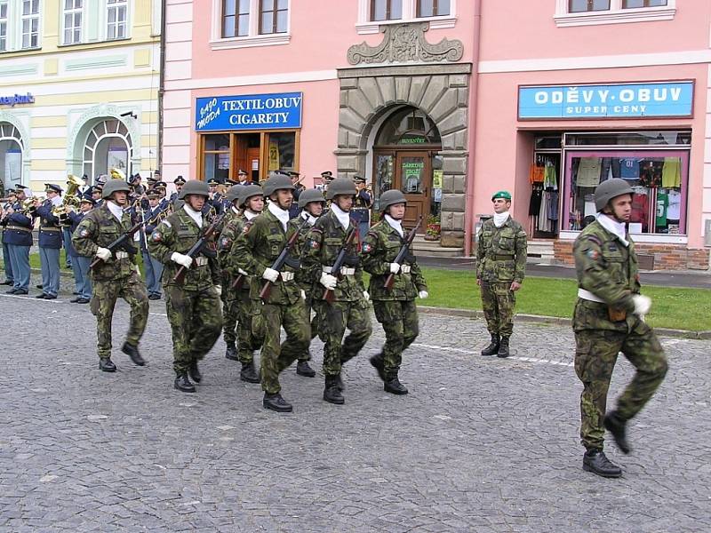 Archivní snímky z posledního vystoupení výcvikového střediska ve Stříbře před jeho ukončením. Akce se konala 11.6.2005 při stříbrských slavnostech. í.