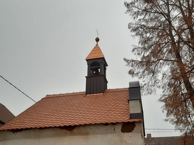 Kaplička ve Vrbici dostala novou střechu a zvoničku.
