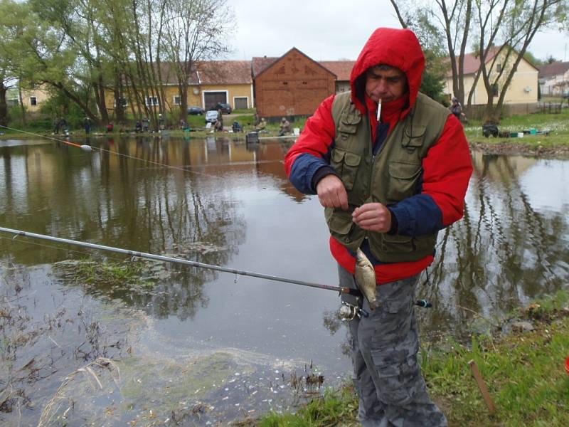 Rybářský spolek Láz připravil na první májovou sobotu rybářské závody. 