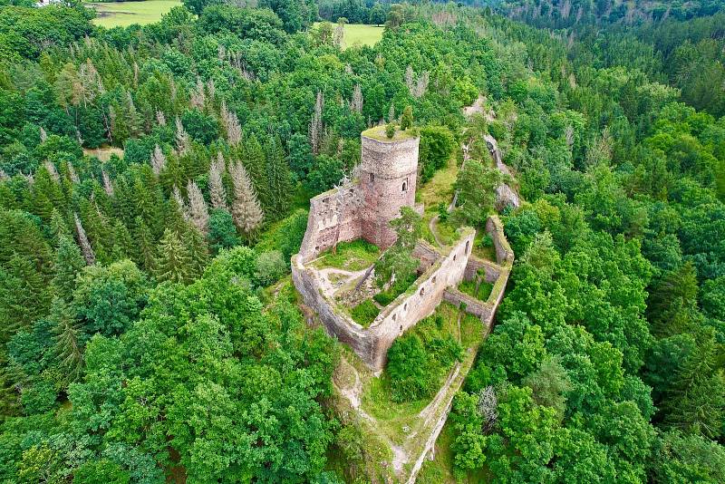 Romantická zřícenina hradu Gutštejn láká turisty k návštěvám.