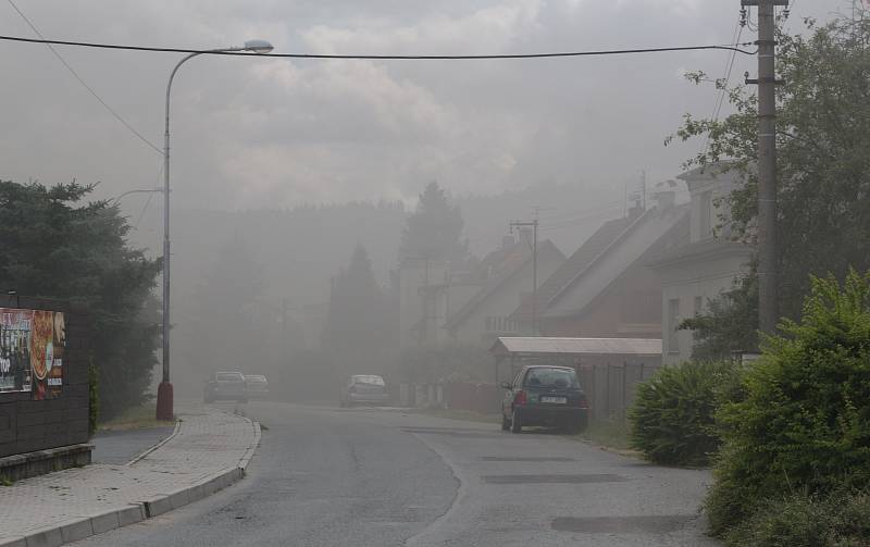 V Plané na Tachovsku hoří sklad plynových lahví, podle svědků jich explodovalo přes sto.