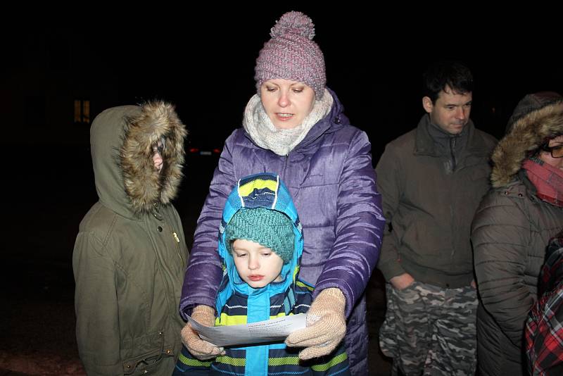 Ve Ctiboři se na návsi sešlo asi třicet obyvatel obce, aby si společně u rozsvíceného vánočního stromečku zazpívali nejznámější vánoční koledy.