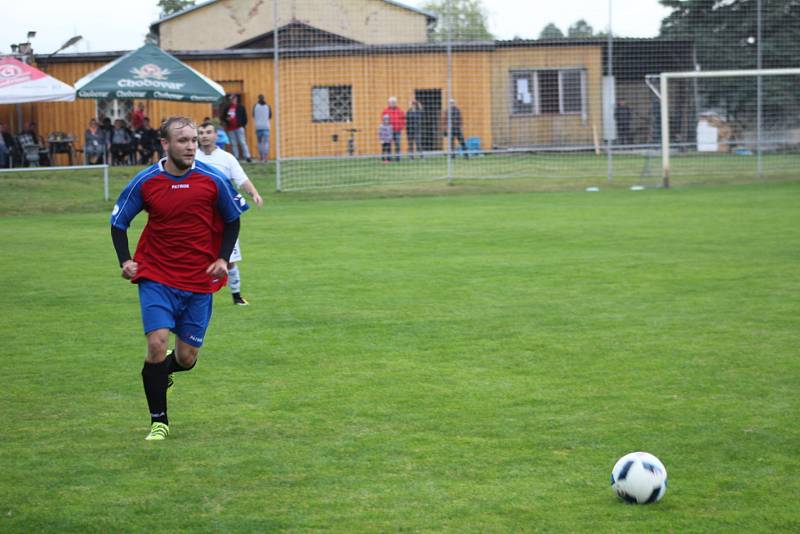 Fotografie z derby mezi Planou a Chodovou Planou.