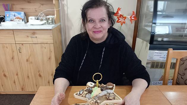 Jana Cardová v provozovně restaurace Vlčák v Černošíně peče nejen české tradiční vánoční cukroví, ale i francouzské.