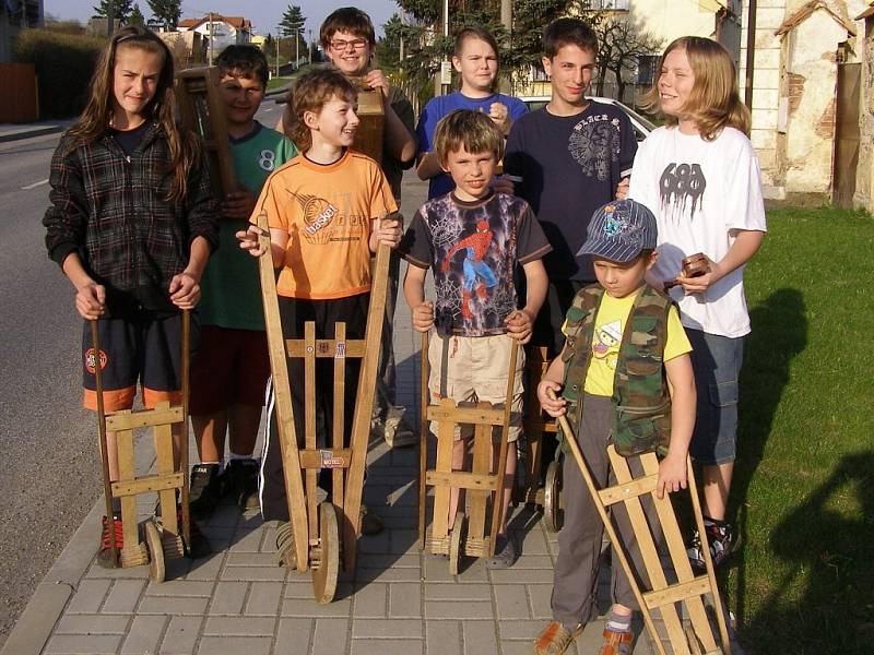 Sulislavští koledníci: zleva Berta Serdžik, Tomáš Zoubek, Jakub Pelzl, Václav Brabec, Petr Uherčík, David Kovacs, Daniel Gebert, Lukáš Polák a Marek Strohschneider.