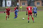 Důležité utkání České fotbalové ligy tachovští fotbalisté (v červeném) zvládli, v Domažlicích vyhráli 2:3.