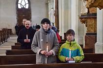 Pro svatoblažejské požehnání dorazili věřící do klášterního kostela v Kladrubech.