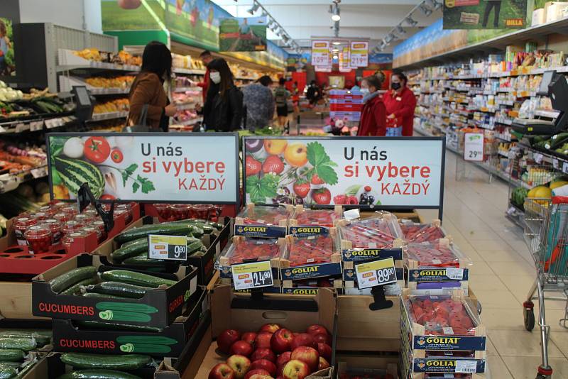 Vedoucí supermarketu: Mezi zákazníky máme i miláčky, kteří nám napekli buchty a koblížky. Foto: 20x Deník/Jiří Kohout, 4x Jiřina Štádlerová