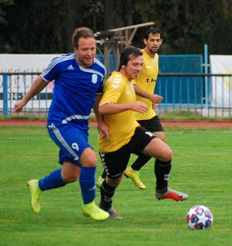 Fotbalisté FK Tachov (v modrém Jakub Šuranský) zdemolovali na domácím trávníku v okresním derby o první místo v I.B třídě Spartu Dlouhý Újezd (ve žlutém vepředu Matouš Vaďura, za ním Petr Földeši) 7:1, a tak byla v osmém kole na druhém řádku Tip ligy Tach