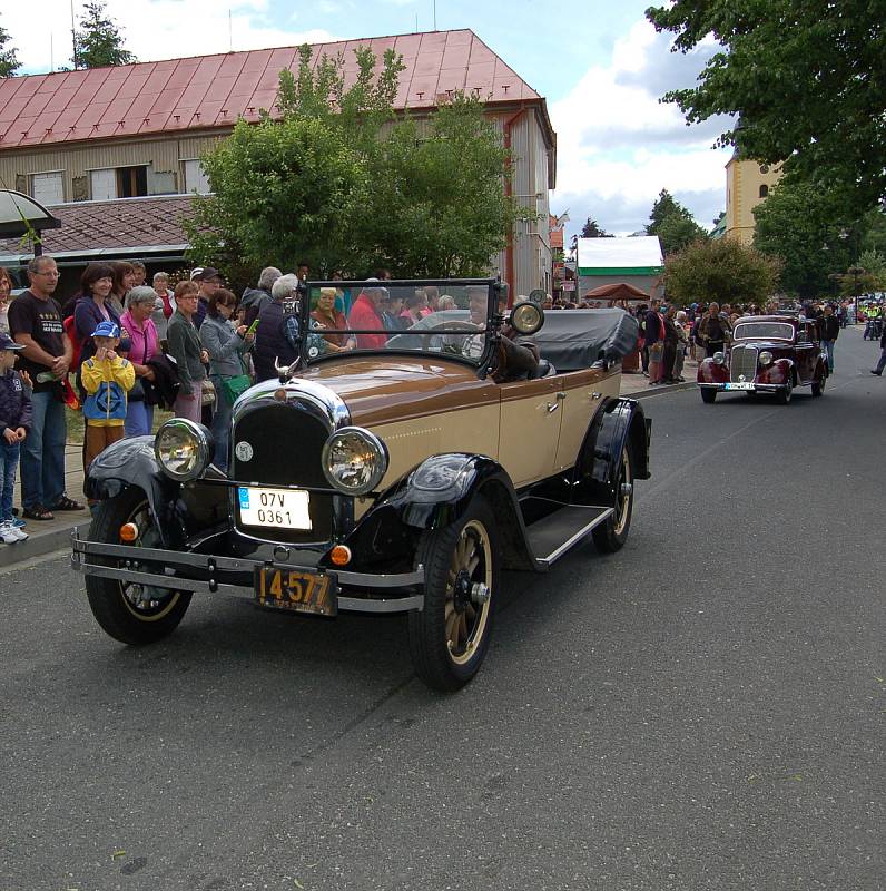 Historická vozidla vyjela na stokilometrovou pouť