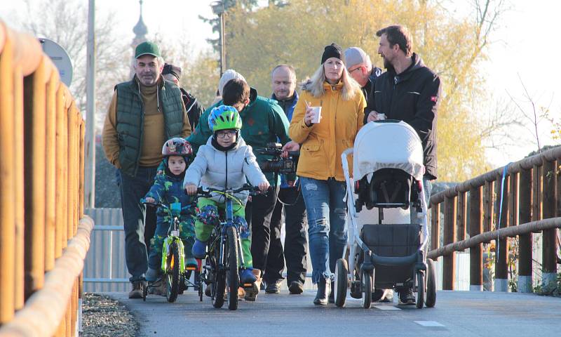 Na novou stezku se po slavnostním otevření vydali cyklisté i pěší rodiče s dětmi.