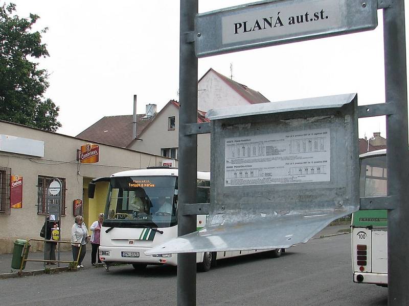 Po útoku vandalů zůstal z vývěsky jízdního řádu jen ohnutý a nepoužitelný plech. Autobusová stanice je také místem, kde se schází plánská omladina. 