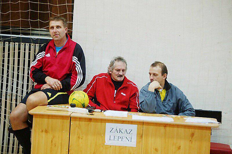 Sportovní hala v Tachově hostila desátý ročník turnaje fotbalových rozhodčích O putovní pohár města Tachova.