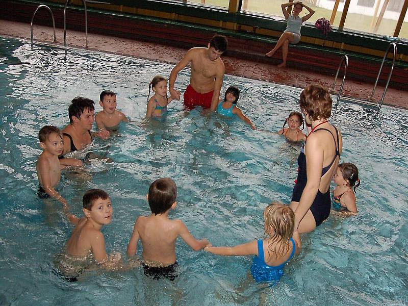 Plavání v tachovském bazénu si užívaly děti ze Základní a mateřské školy v Chodové Plané.