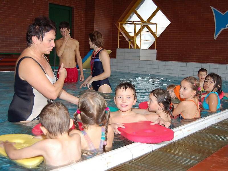 Plavání v tachovském bazénu si užívaly děti ze Základní a mateřské školy v Chodové Plané.