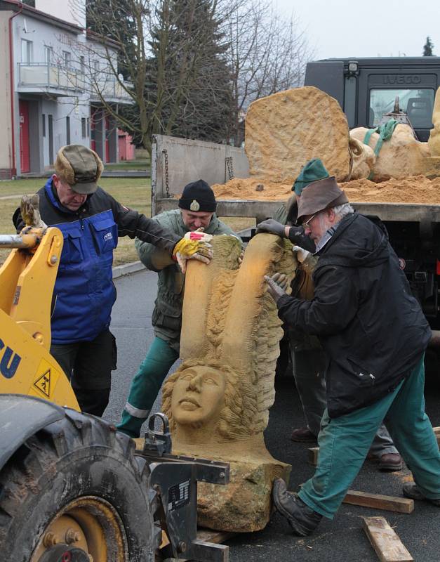 Sochy ze sympozia zdobí Chodovou Planou