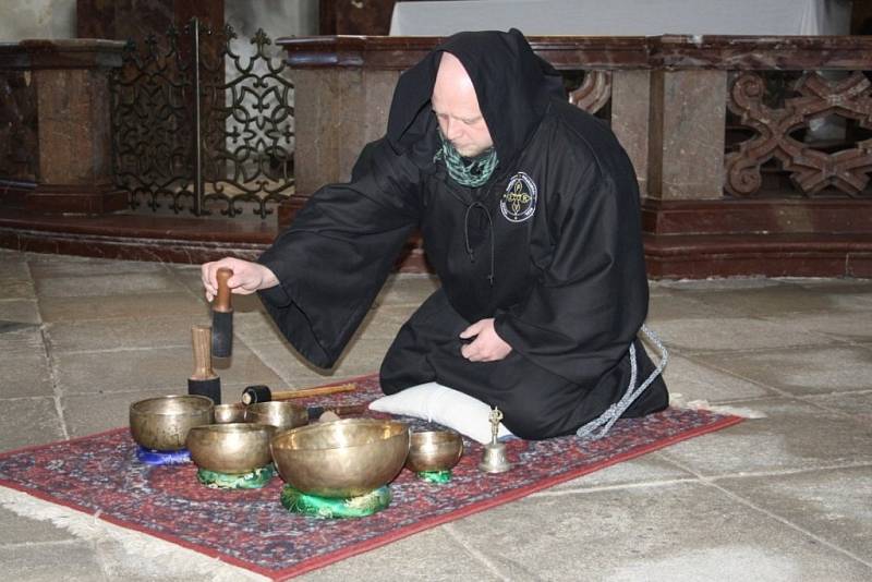 Katedrála v Kladrubech hostila koncert tibetských misek.