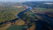 Paragliding je letecký sport. Provozují ho i na letišti v Erpužicích nedaleko Stříbra.