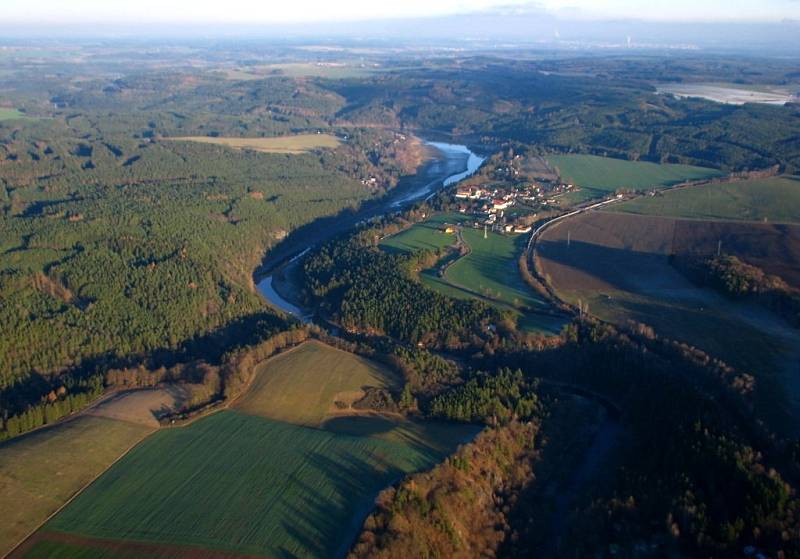 Paragliding je letecký sport. Provozují ho i na letišti v Erpužicích nedaleko Stříbra.