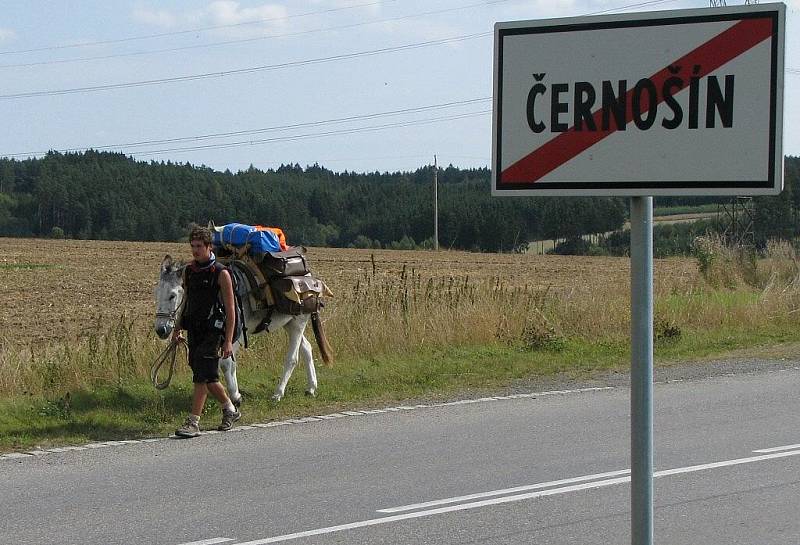 Novodobý poutník prošel o víkendu přes Tachovsko a se svým oslem Phebem se zastavil v Černošíně a v Plané.